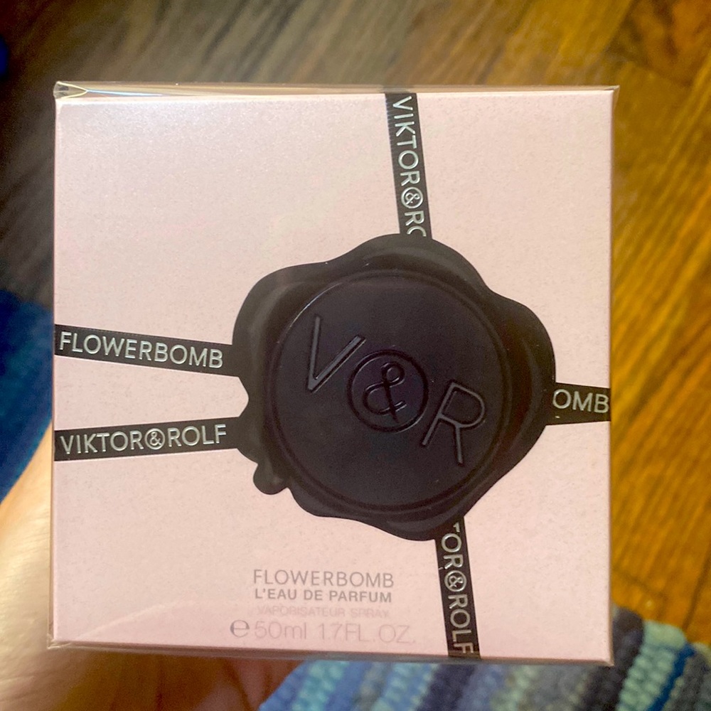 Never opened viktor and Rolf flowerbomb l’eau de parfum
